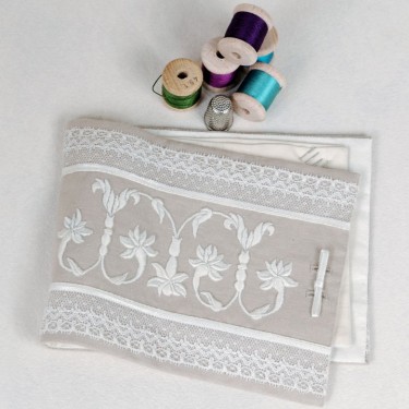 Tuto Embroidered Needle Holder